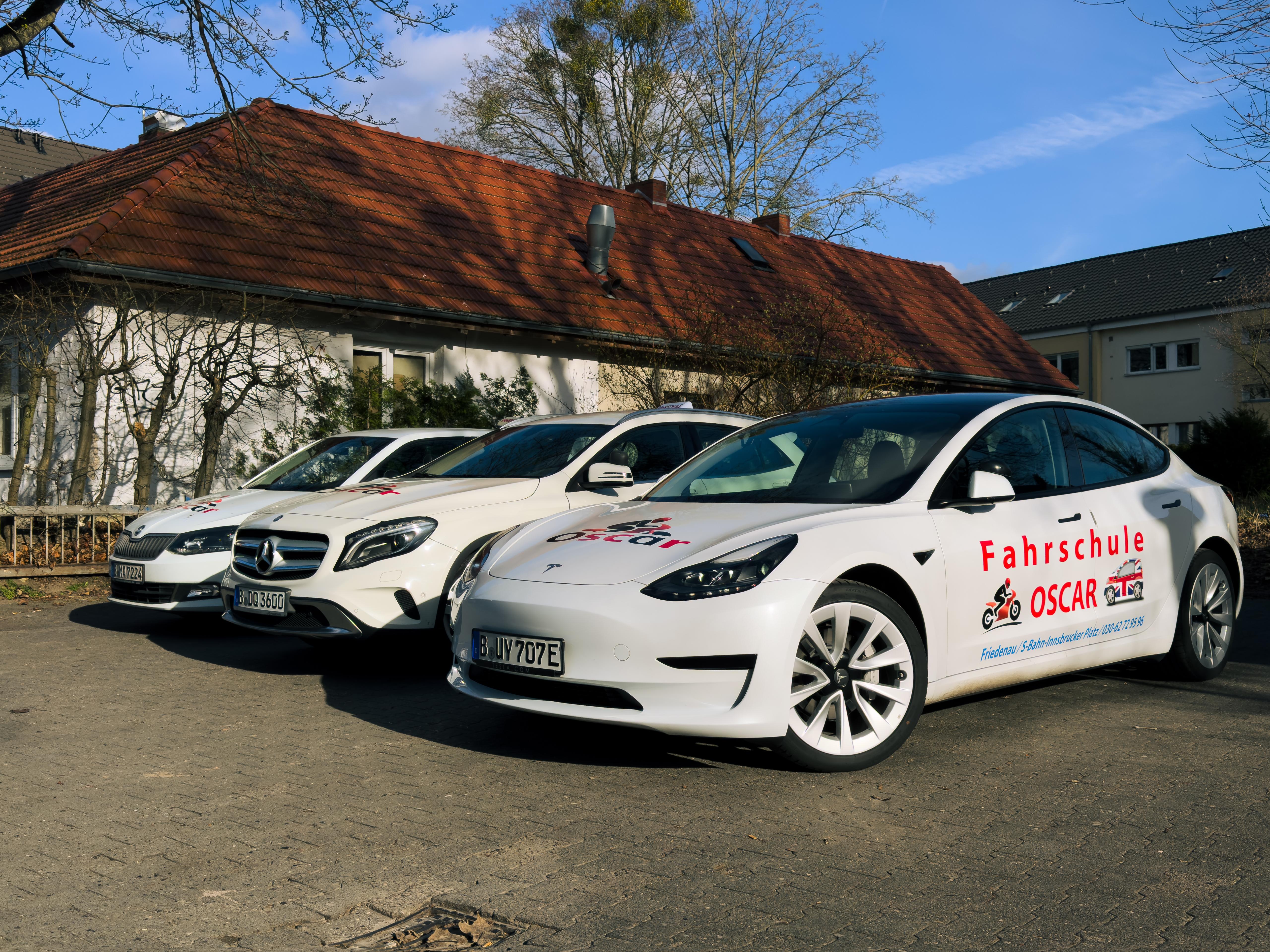 Tesla Lenkrad in Berliner Straße